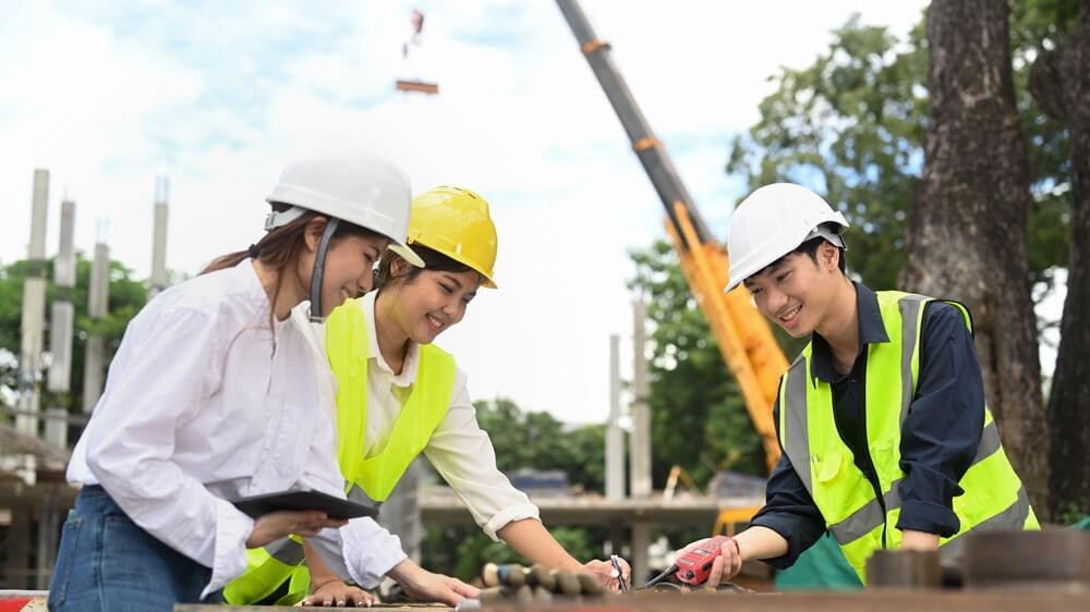 玉掛け作業の内容を確認する作業者