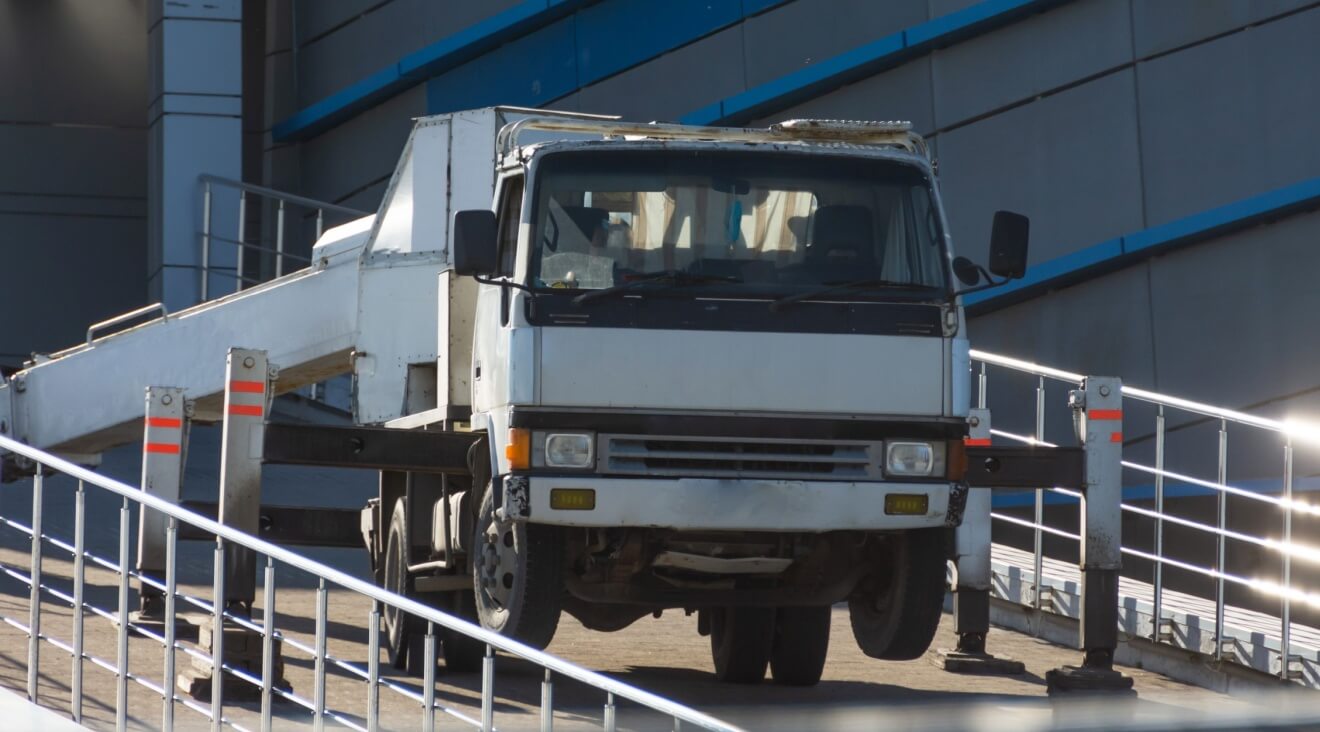 リアアウトリガーを搭載したクレーン車
