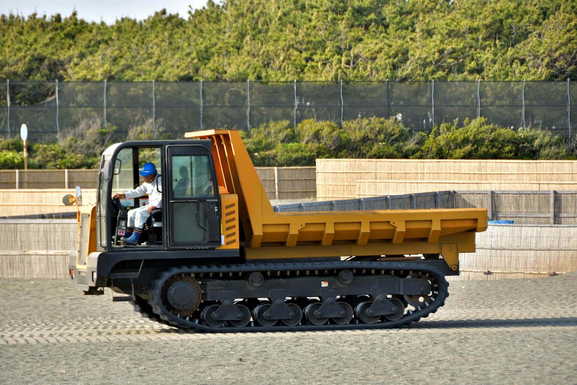 不整地運搬車とオペレーター