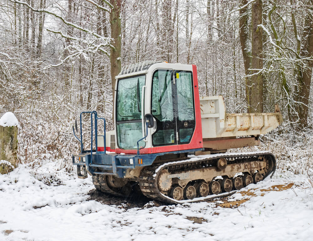 雪山で作業する不整地運搬車