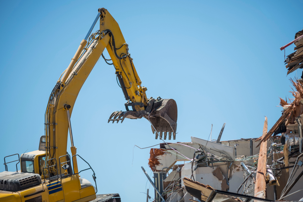 フォーク（つかみ機）による解体作業