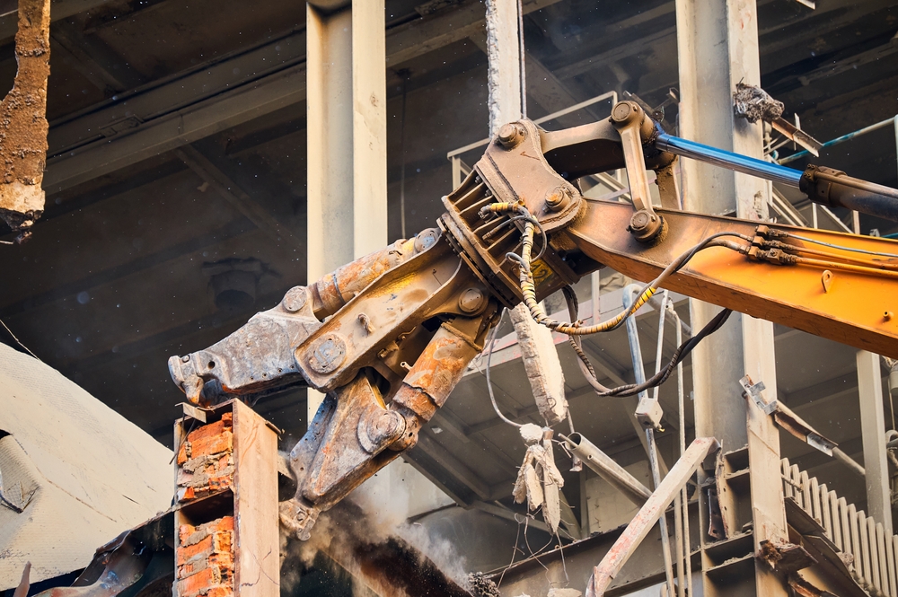 鉄骨カッターによる解体作業