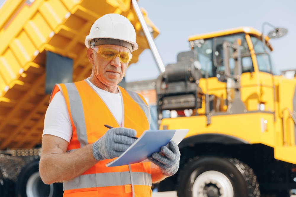 資料を確認するダンプ作業員