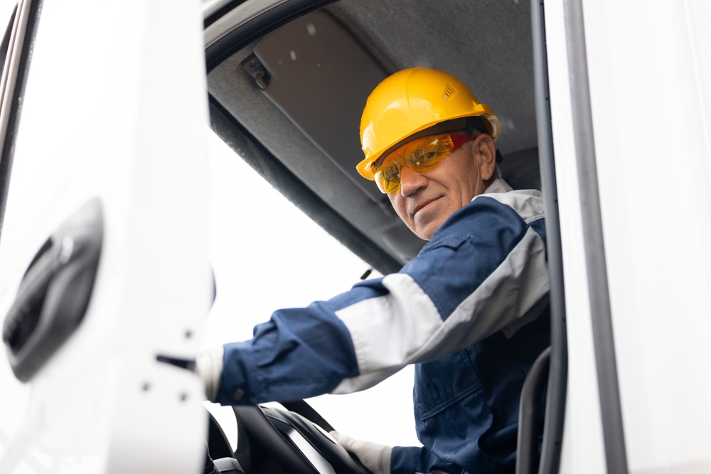 熟練のダンプ作業員