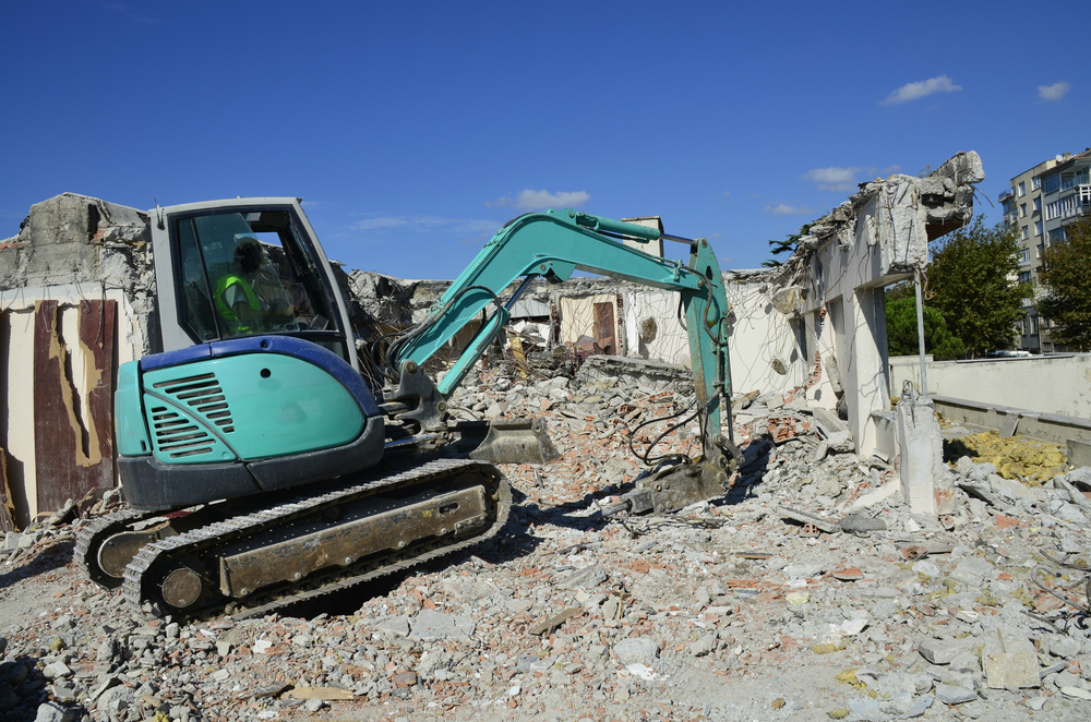 ショートリーチ解体機（都市型）による作業