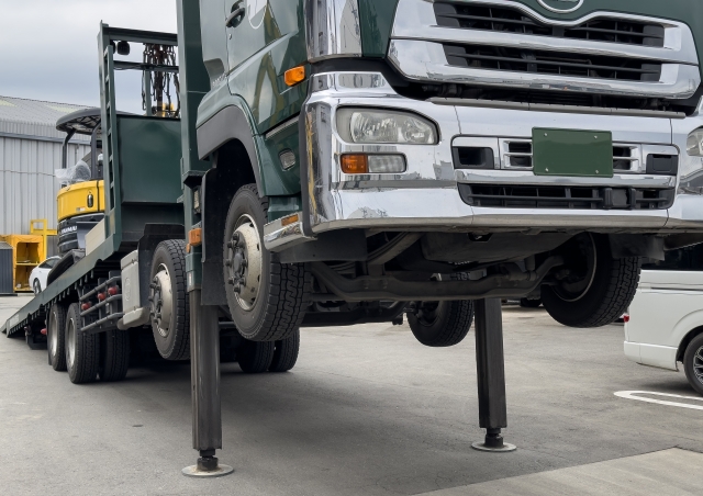 荷降ろしを行うセルフローダー