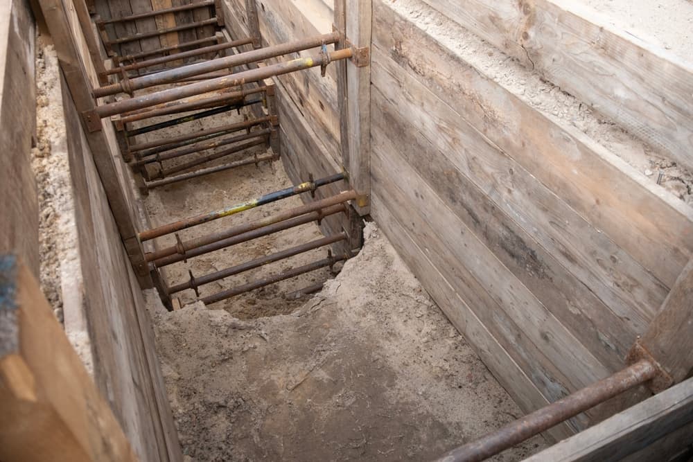 開削工法（オープンカット工法）の作業現場