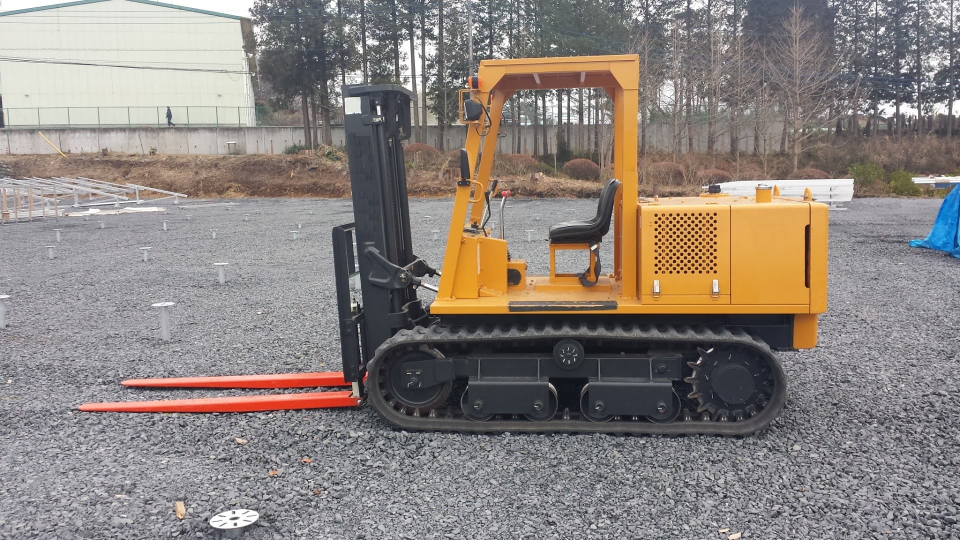 側面から見たクローラーフォークリフト