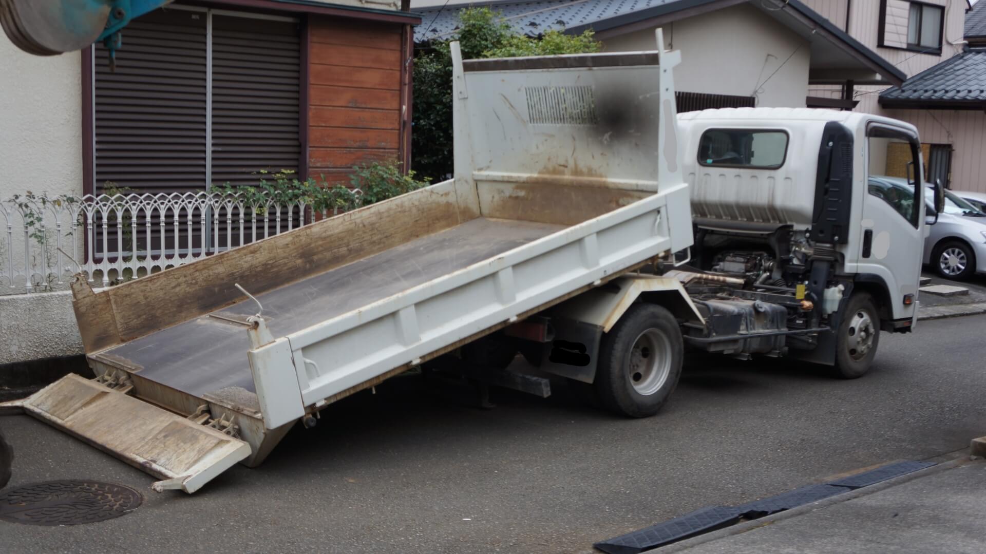 後方から見たローダーダンプ