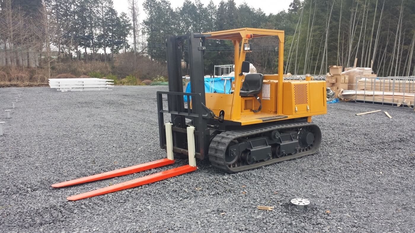 斜め前方から見たクローラーフォークリフト