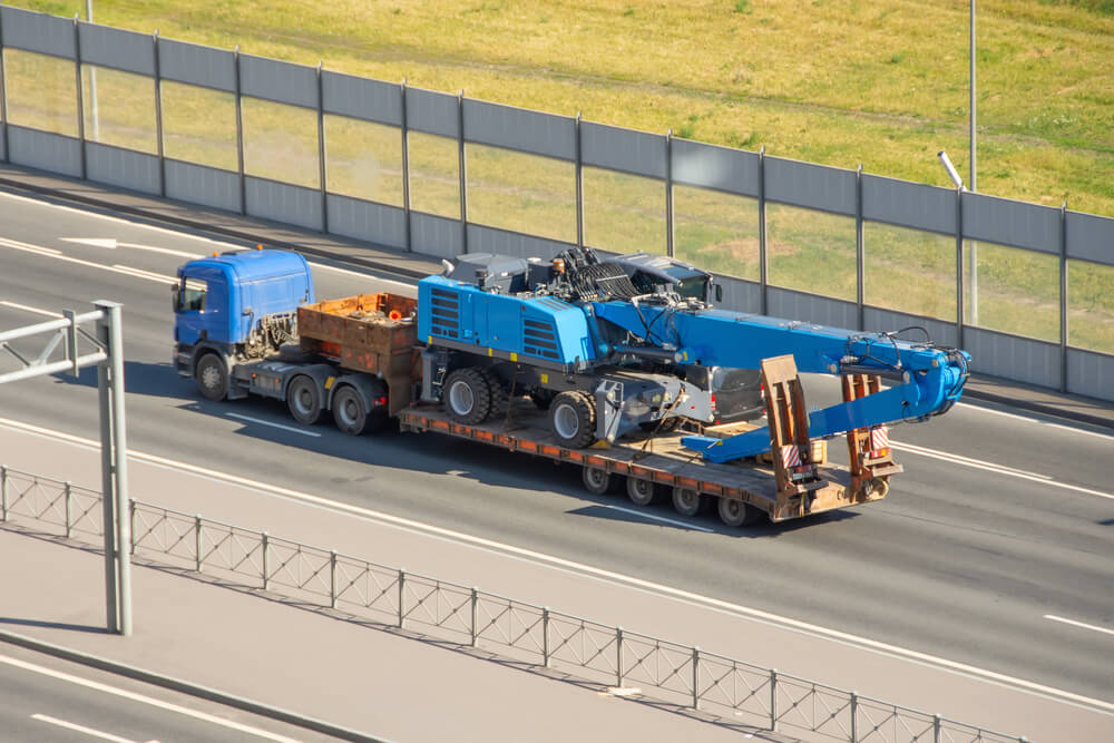 重機回送の作業風景