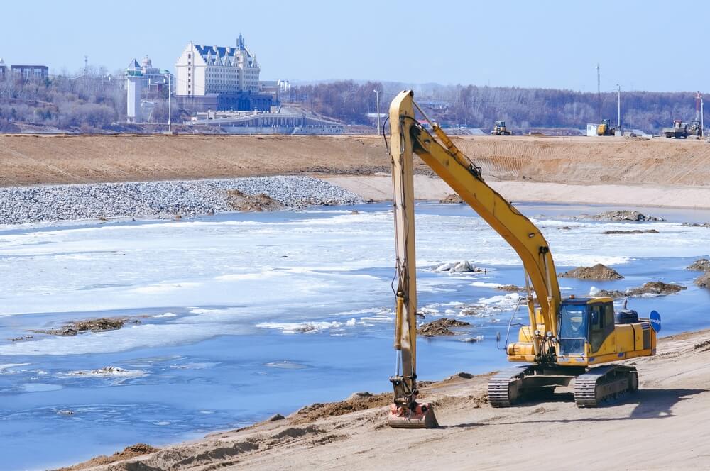 河川で作業するロングリーチショベル