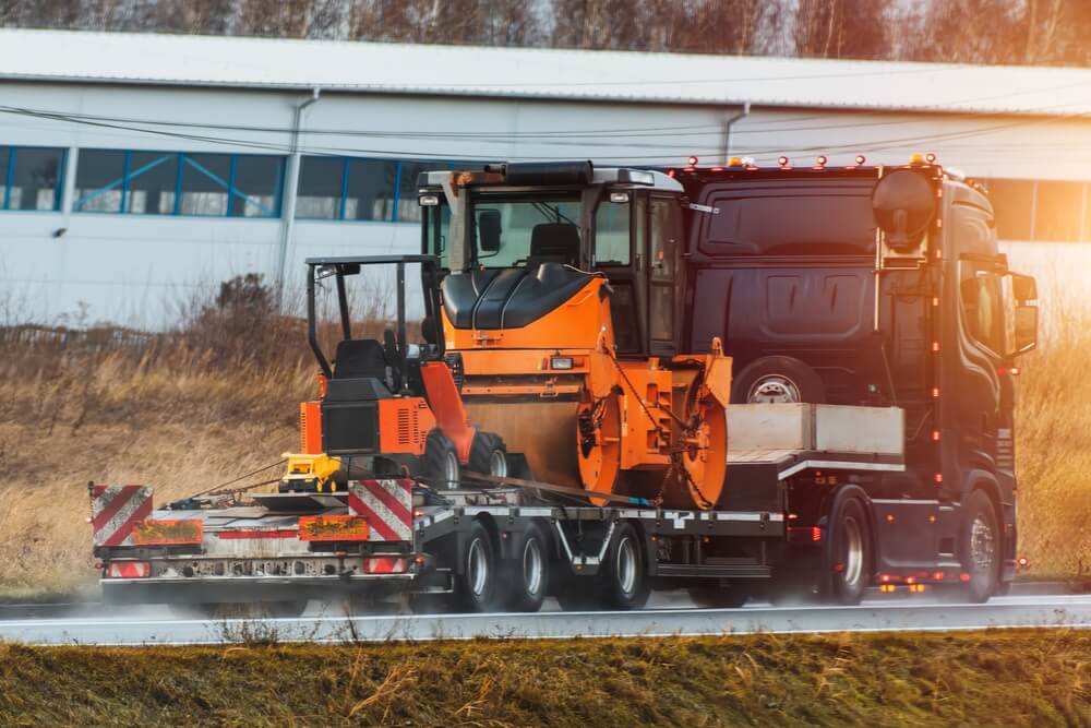 重機回送における荷の固定作業