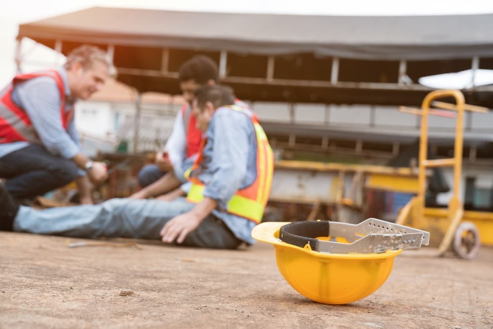 重機災害で作業者が被害を受けている様子