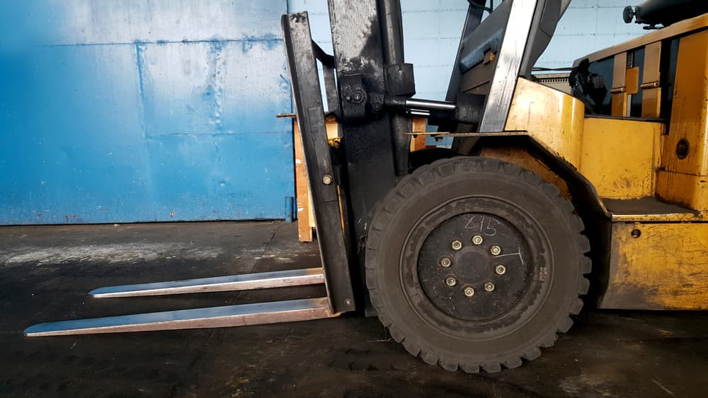 タイヤ式フォークリフトの下部
