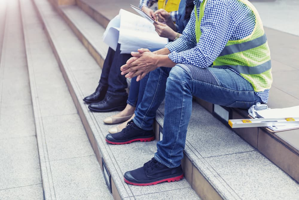 重機災害を未然に防ぐための危険予知（KY）を行う様子