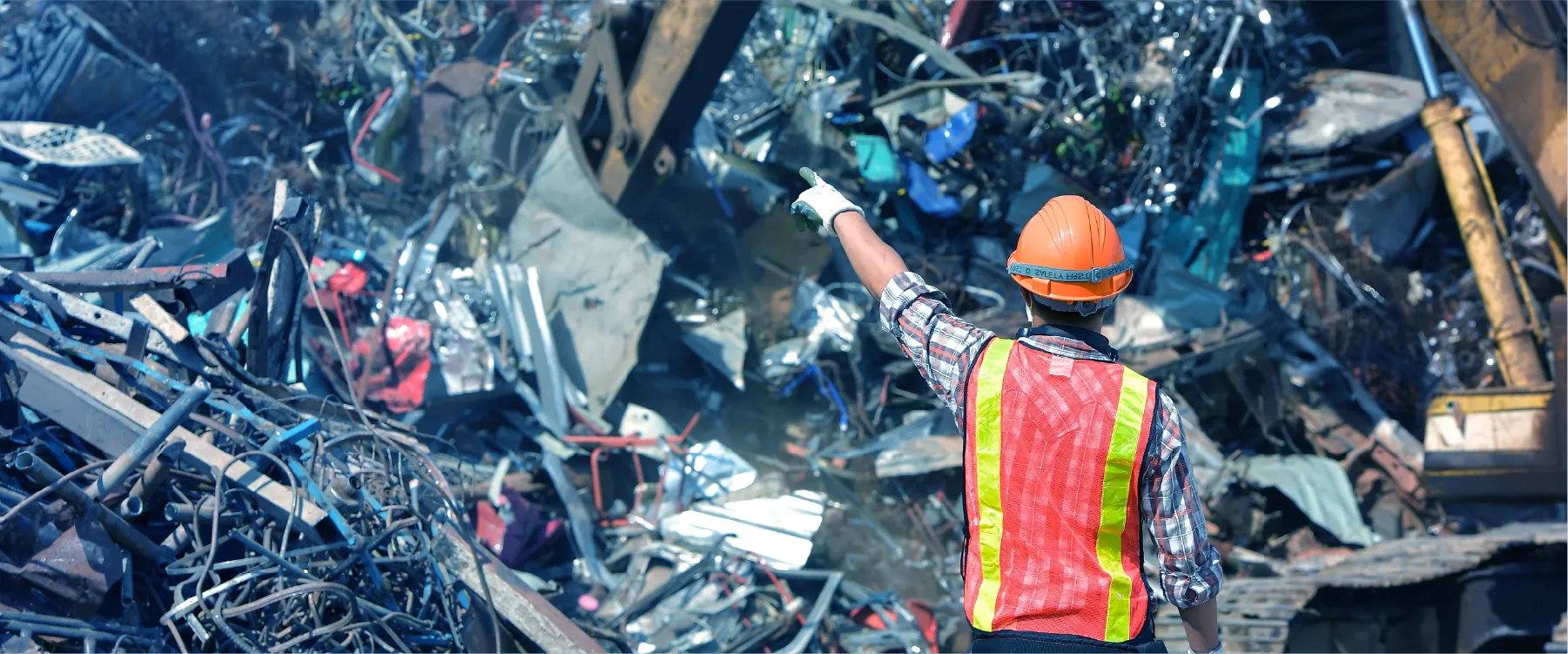 選別ライン、破砕機、重機による積み込み。過酷な環境と労働不足
